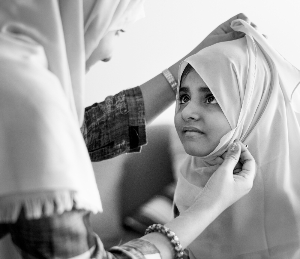 maman-musulmane-apprend-sa-fille-porter-hijab